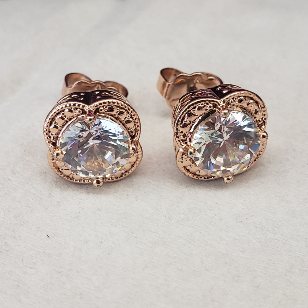 Avon Earrings - Picture 1 of 3